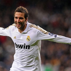 kaiyun登录入口-墨西哥骑手费德里科·费尔南德斯在巴黎奥运会上与“Contago”马匹共同夺得障碍赛银牌，展现默契配合。