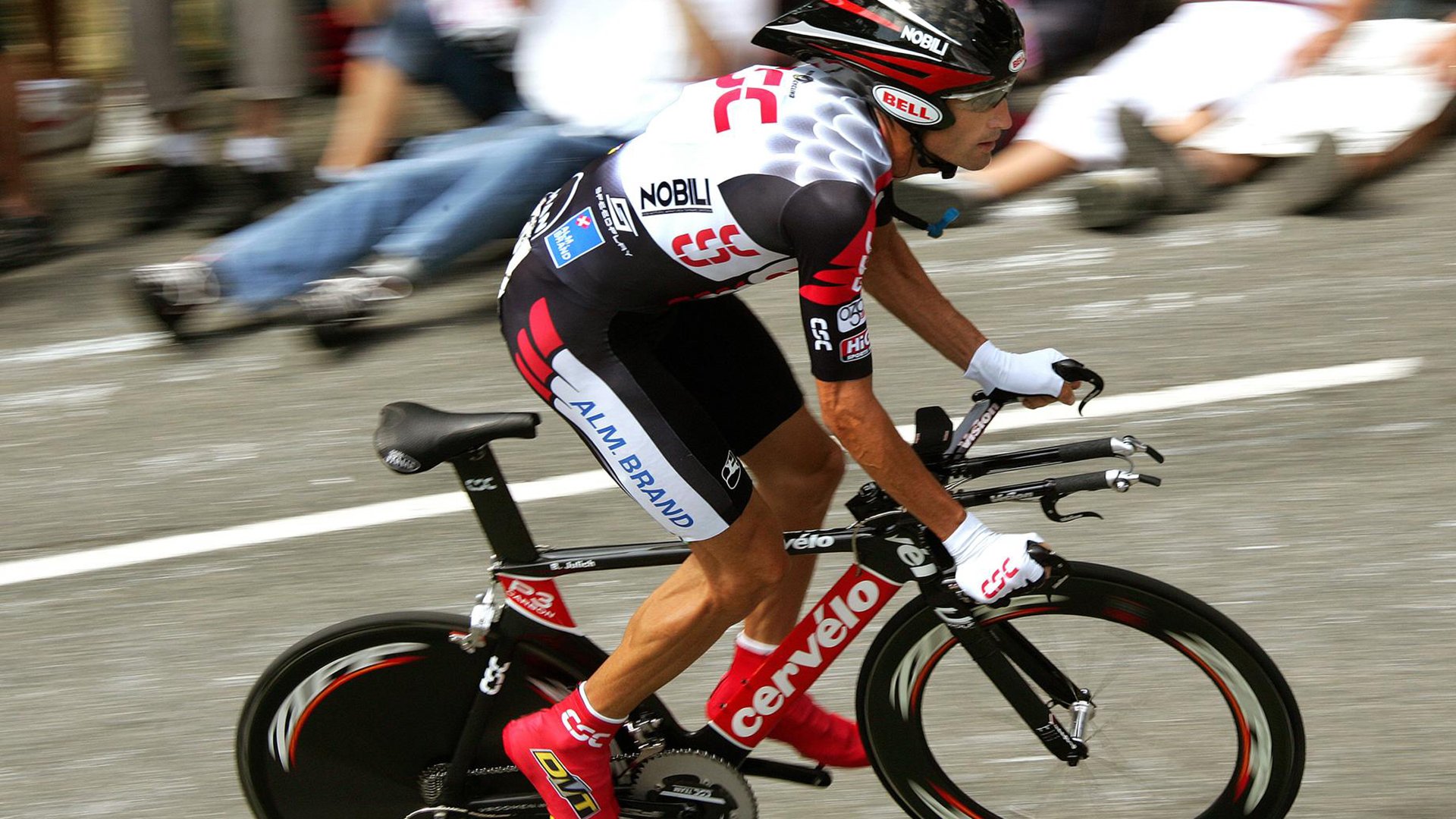 《英雄联盟》赛事对城市经济的影响：电竞旅游与文化输出，英雄联盟对电竞的发展史