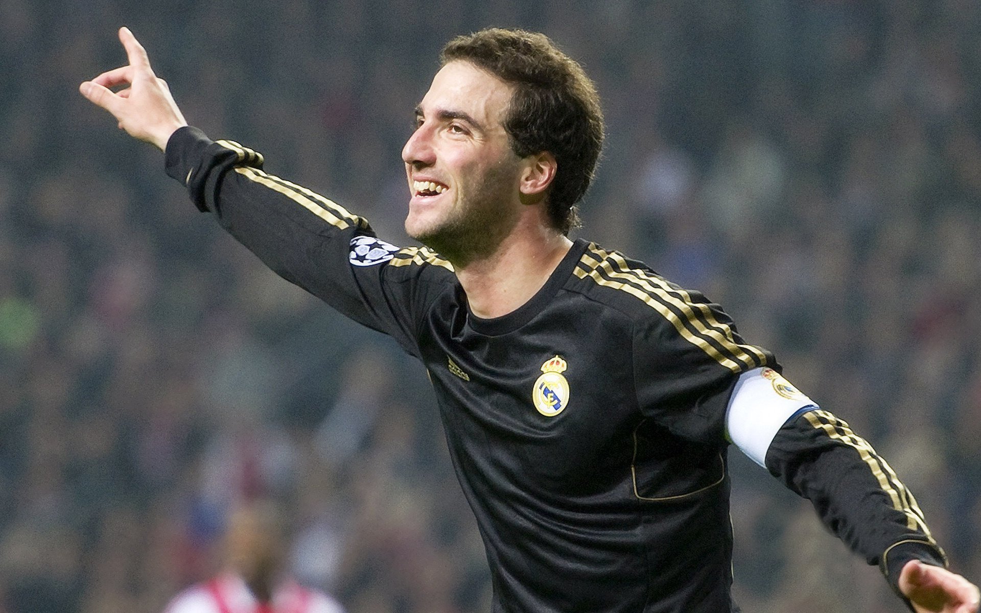 曼斯菲尔德锋线持续发力,野马军团全力冲刺,曼斯菲尔德传